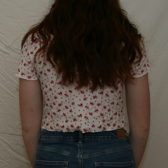 Red Floral Print Cropped White Top - Picture 3 of 5